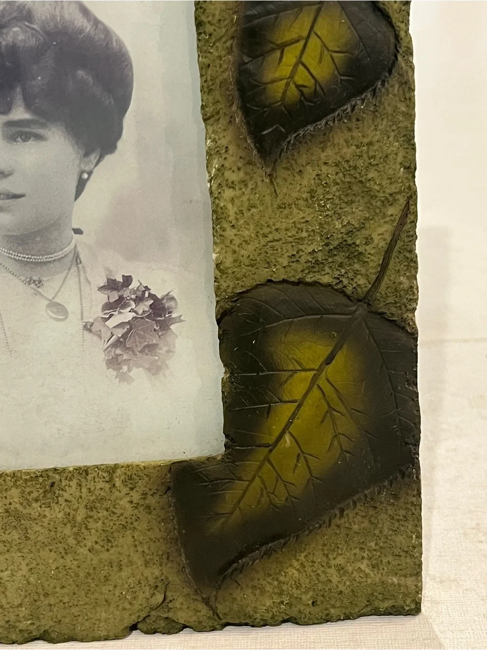 Vintage botanical style green Leaf Accent Photo Frame. GUC!